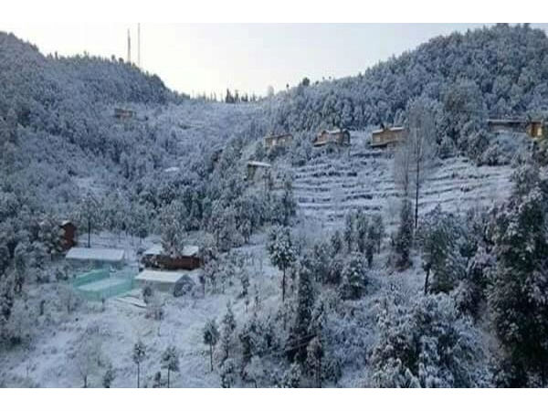 सर्दियों में बर्फ से ढक जाता है गांव