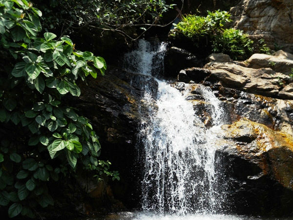 झरने में ले नहाने का मजा