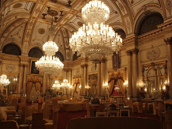 3500 किलो का झूमर, खड़े किए गए थे हाथी 