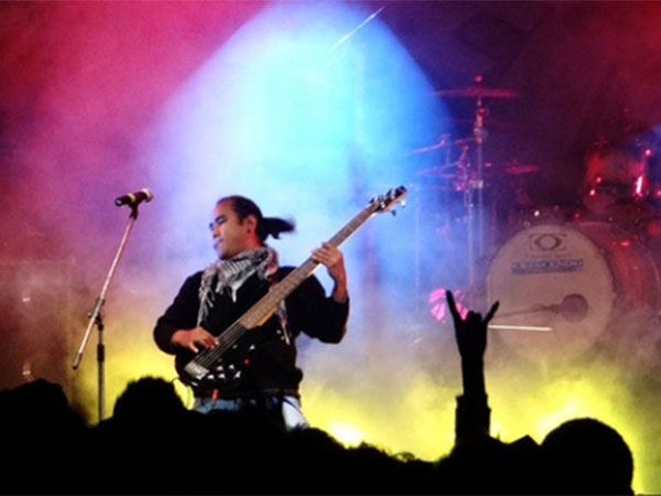 रॉक कॉन्सर्ट थंपिंग