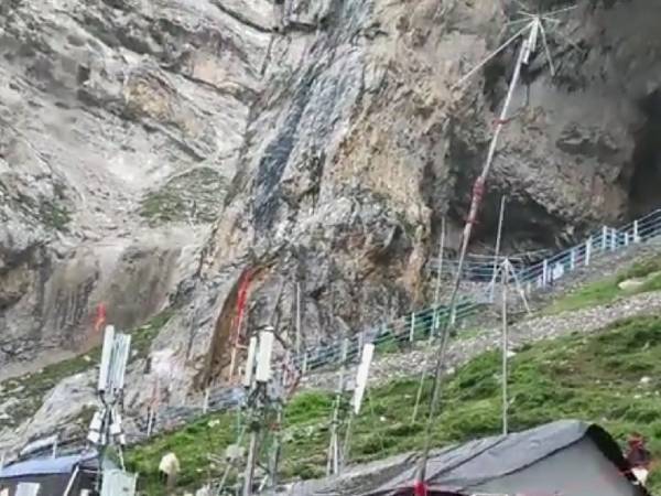 बचाव कार्य जारी 