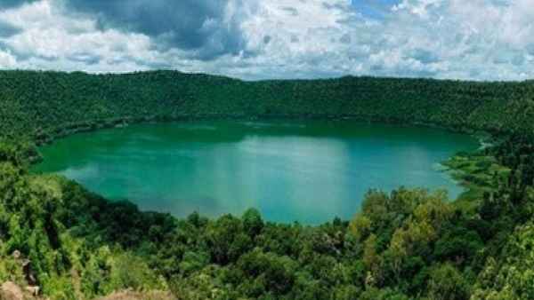 लोनार झील