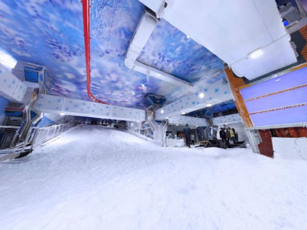 इंडोर स्की रिज़ॉर्ट में स्की