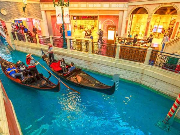 वेनिस मॉल जाएं