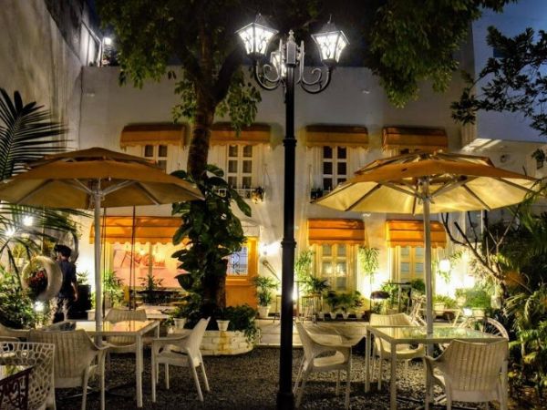 बिहाइंड येलो डोर्स डिनर