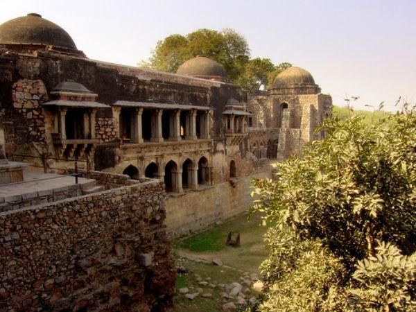 हौज खास विलेज कैसे पहुंचें?