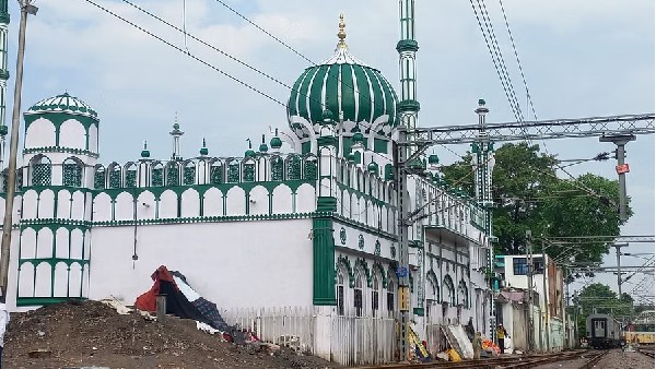Dargah outside charbagh station