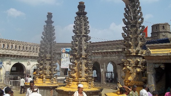 stone lamps in khandoba temple