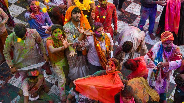 laddu holi at sreejee temple barsana