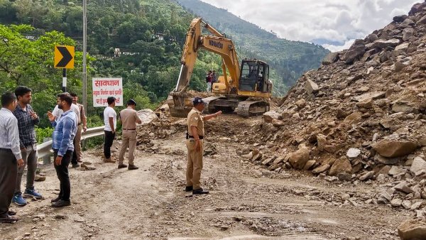 उत्तराखंड में लगातार दो दिन बद्रीनाथ नेशनल हाईवे पर भरभरा कर गिरा पहाड़,  फंसे हुए हैं हजारों यात्री | Uttarakhand Badrinath National Highway massive  landslide for two ...