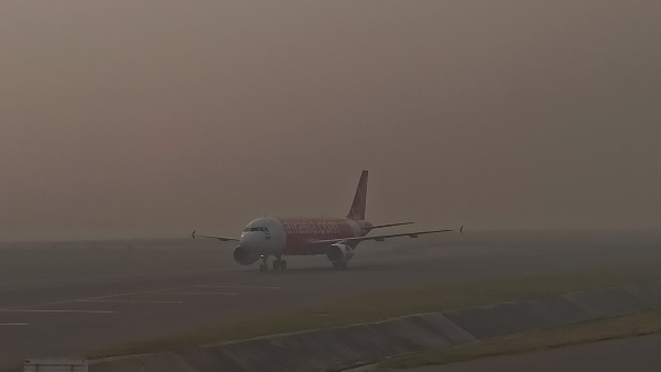 delhi airport dense fog or smog