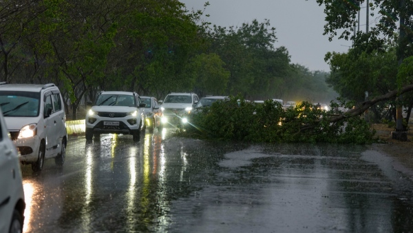 Heavy Rain lashes Delhi NCR Heavy Rain lashes Delhi NCR