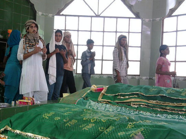 Graves of Laila Majnu