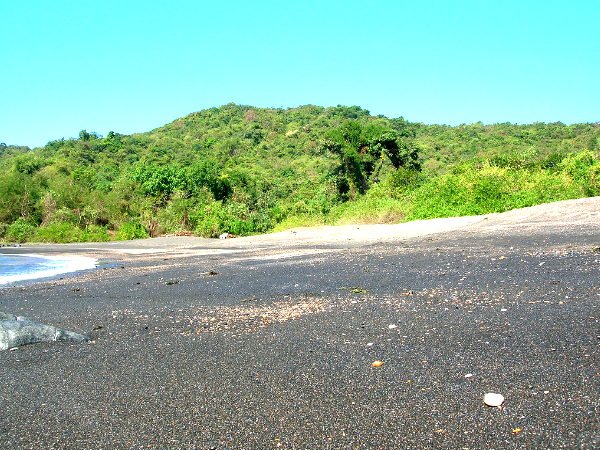 black sand beach in karnataka