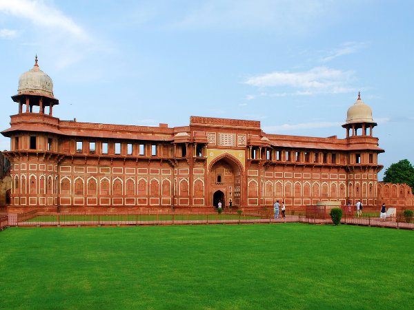 interesting facts about Agra Fort.