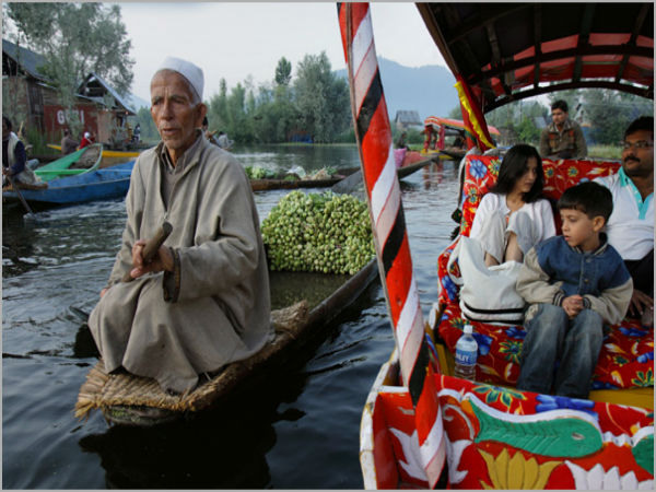 floating market on dal lake