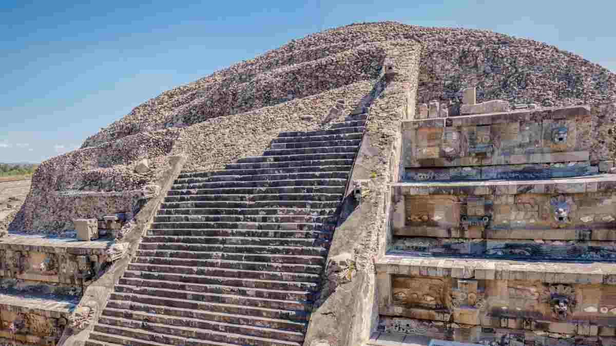 Magnificent Pyramids dedicated to moon Magnificent Pyramids dedicated to moon