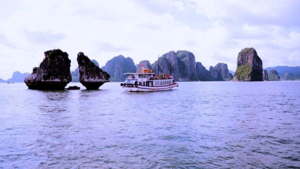 Vietnams Iconic Kissing Rocks Face the Threat of Collapse Vietnams Iconic Kissing Rocks Face the Threat of Collapse