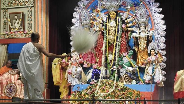 A mesmerizing evening aarti during the peak days of Durga Puja A mesmerizing evening aarti during the peak days of Durga Puja