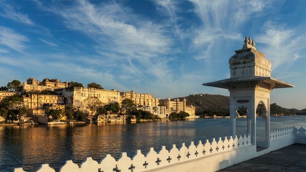 Alt: A snapshot of an opulent royal wedding set against the stunning backdrop of Udaipur.