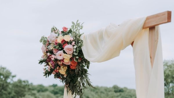 Alt: An image of a serene beach wedding venue in Goa.