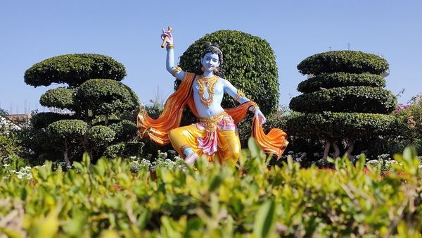 Alt image showcasing the overall grandeur of Prem Mandir Alt image showcasing the overall grandeur of Prem Mandir