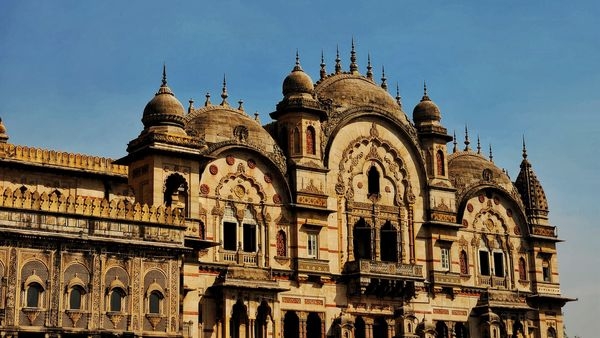 Alt_text:Luxurious Laxmi Vilas Palace standing in all its grandeur Alt_text:Luxurious Laxmi Vilas Palace standing in all its grandeur