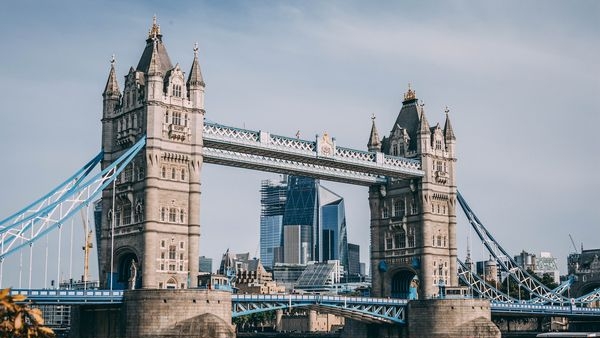 Alt Text: The historic Tower of London against the backdrop of a clear blue sky