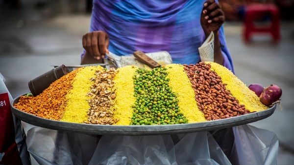 Busy street food stalls offering a variety of chaats at Juhu Beach, Mumbai Busy street food stalls offering a variety of chaats at Juhu Beach, Mumbai