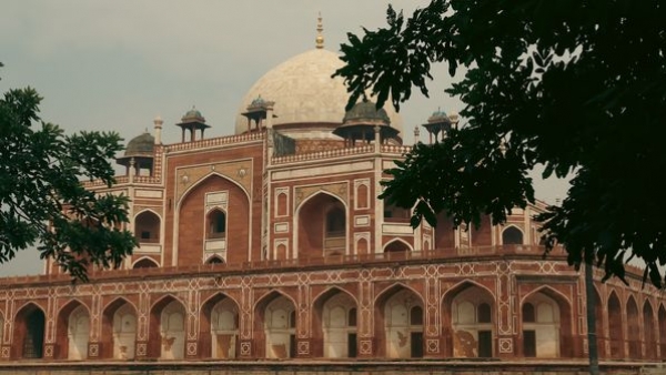 Couple walking in the beautiful surroundings of Humayun’s Tomb