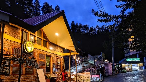 Honeymoon couple enjoying Shimla-Manali road trip Honeymoon couple enjoying Shimla-Manali road trip