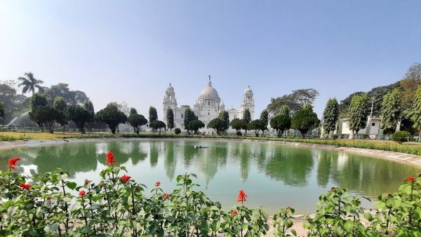 Image of the sprawling, beautifully maintained garden at Victoria Memorial Image of the sprawling, beautifully maintained garden at Victoria Memorial