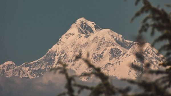 Pristine view of the Himalayan peaks from Ranikhet Pristine view of the Himalayan peaks from Ranikhet