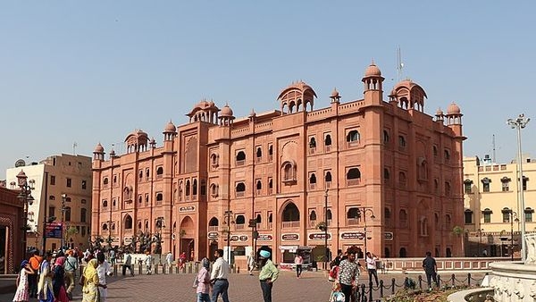 Vibrant local markets of Amritsar offering a range of traditional artifacts and local delicacies