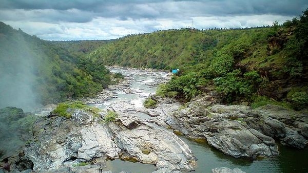Alt Text: A sweeping view of Sivasamudram Falls amidst lush greenery. Alt Text: A sweeping view of Sivasamudram Falls amidst lush greenery.