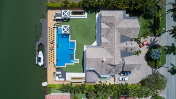 Alt text: Image featuring the luxurious and vibrant lifestyle in Naples, Florida Alt text: Image featuring the luxurious and vibrant lifestyle in Naples, Florida
