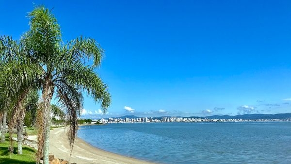 Alt: The diverse landscape of Brazil encompassing beaches, mountains, waterfalls, and cities Alt: The diverse landscape of Brazil encompassing beaches, mountains, waterfalls, and cities