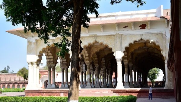 Honeymoon couple enjoying the beautiful architecture of Taj Mahal in Agra Honeymoon couple enjoying the beautiful architecture of Taj Mahal in Agra