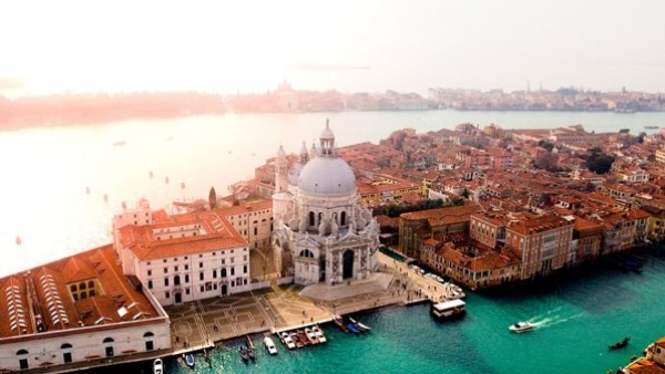 Image of a discounted hotel booking, available for a last-minute Italian vacation Image of a discounted hotel booking, available for a last-minute Italian vacation