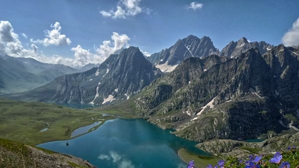 Relish the invigorating rafting journey on the serene Sindh river at Sonmarg