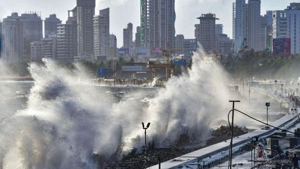 Mumbai on Cyclone Tej Alert Mumbai on Cyclone Tej Alert