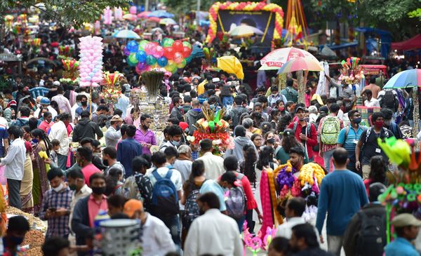 Performances at Kadalekai Parishe
