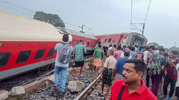 Howrah-Mumbai Mail Derail Howrah-Mumbai Mail Derail