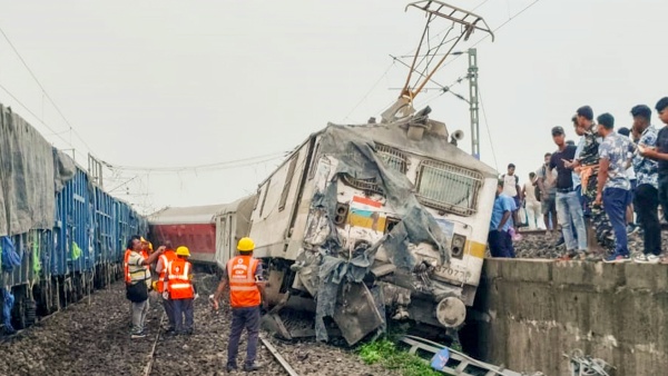 Howrah-Mumbai Mail Derail Howrah-Mumbai Mail Derail