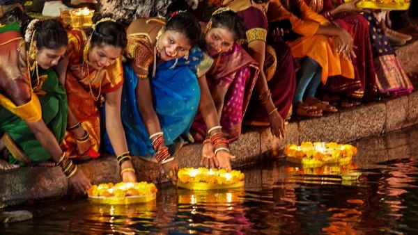 Deepdaan at Mumbai s Banganga Tank Deepdaan at Mumbai s Banganga Tank