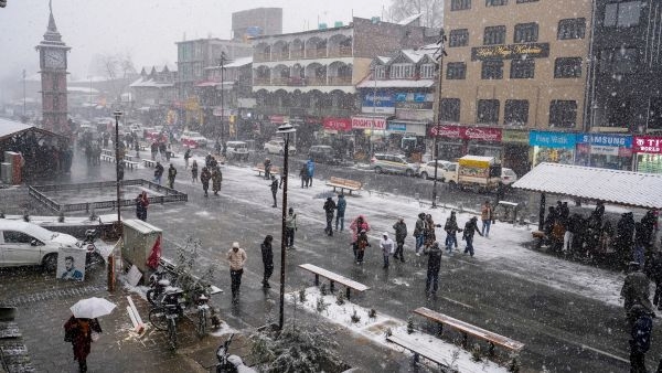 Srinagar Welcomes Season s 1st Snowfall