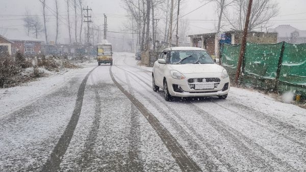 Srinagar Welcomes Season s 1st Snowfall