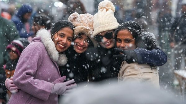 Srinagar Welcomes Season s 1st Snowfall
