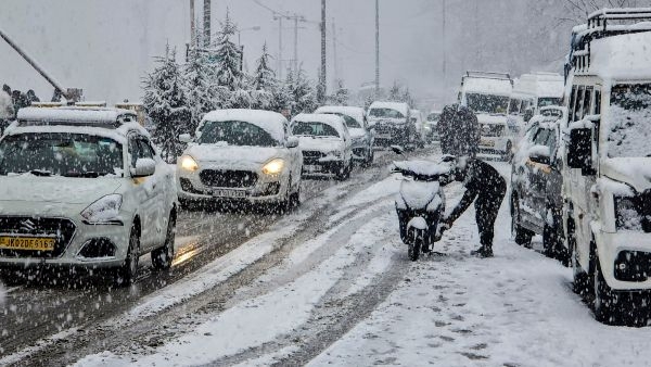 Srinagar Welcomes Season s 1st Snowfall