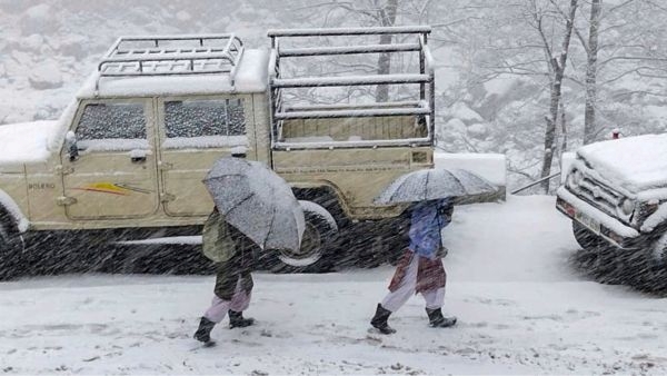 Heavy Snowfall Shuts Jammu-Srinagar High